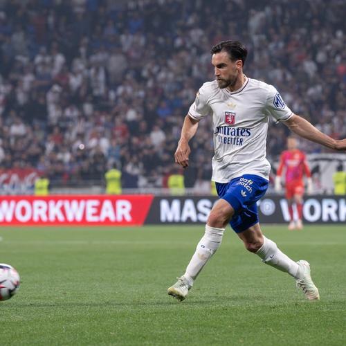 KT全队获LCK最佳阵容一阵，GEN全队获二阵，Zeus三阵上单